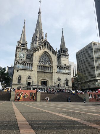 Plaza de Bolívar y Catedral Basílica Metropolitana de Manizales